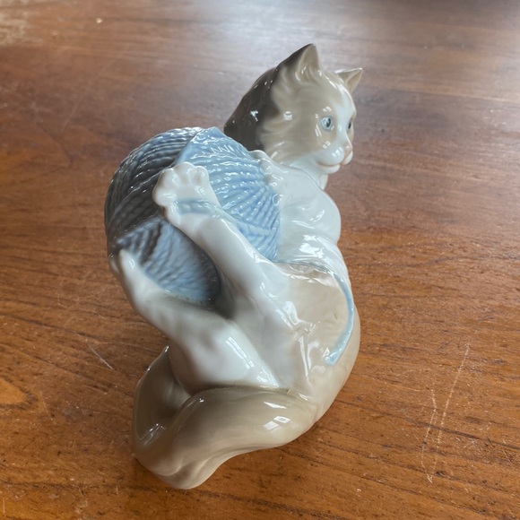 Vintage 1989 NAO by Lladro porcelain cat playing with ball of yarn figurine - Picture 2 of 11